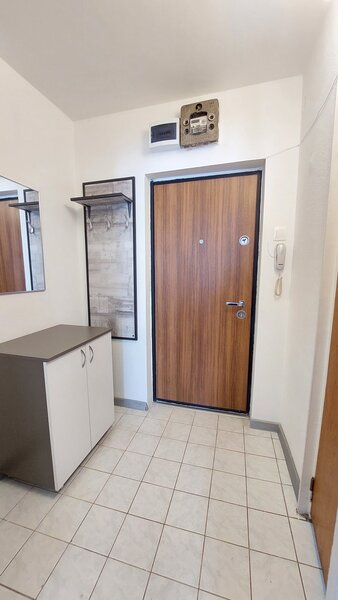 Titan chiar langa metrou Titan, foarte curata, bloc mixt stradal.